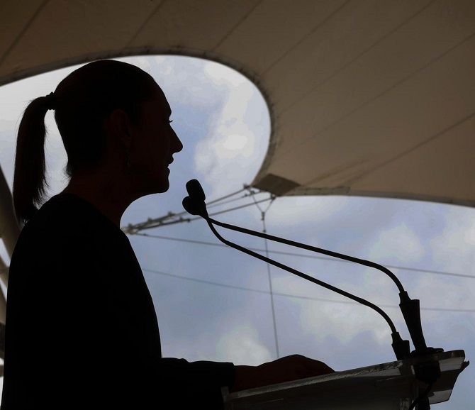 Anuncia Sheinbaum término de privilegio fiscal a los bancos