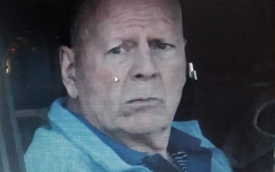 Bruce Willis reaparece tras ingreso a una casa de reposo
