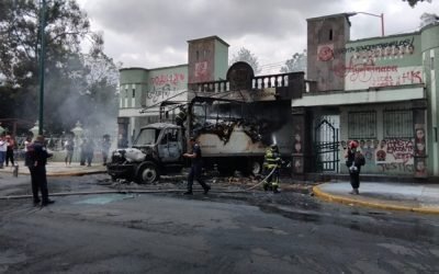 Encapuchados lanzan petardos a instalaciones militares al término de mitin por caso Ayotzinapa