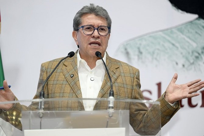 Clasificar a los grupos criminales mexicanos como terroristas, abre la puerta a la injerencia militar no sólo de USA sino de otros países: Dip. Monreal