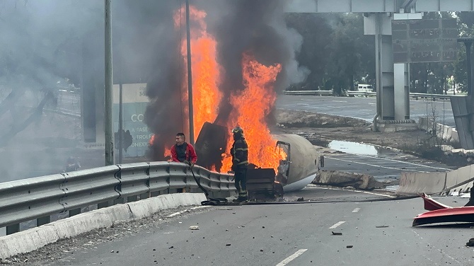 Suman 11 muertos por la explosión de pipa de gas en Puente de la Concordia