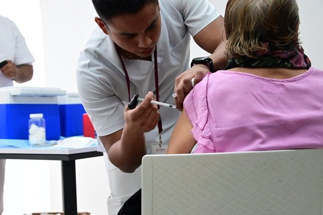 Instalan autoridades capitalinas 4 módulos de vacunación