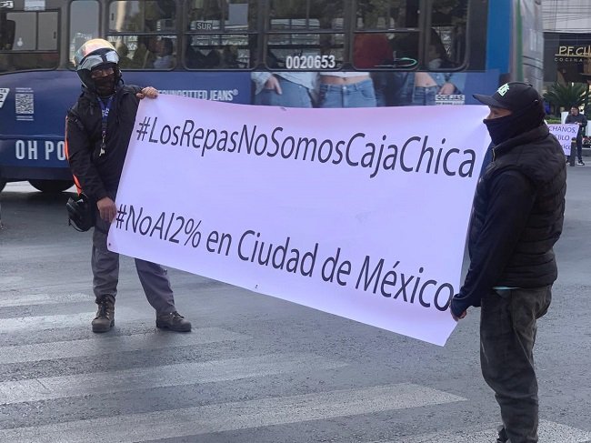 Repartidores alzan la voz en contra del impuesto del 2% al reparto por “uso de la calle”