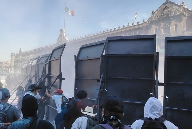 Manifestantes derriban muralla de Palacio Nacional