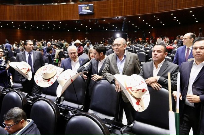 Diputados y Diputadas guardan un minuto de silencio en memoria de Carlos Manzo, alcalde de Uruapan