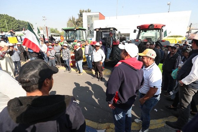 Campesinos buscan bloquear el festejo por los 7 años de la Transformación