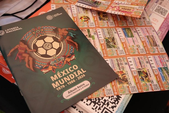 PRESENTAN GOBIERNOS FEDERAL Y DE LA CDMX ÁLBUM RETRO LOTERÍA NACIONAL Y EL FÚTBOL