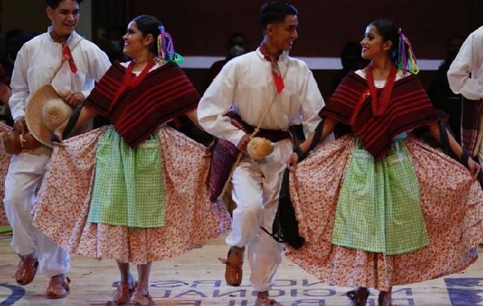 Se buscará declarar que el 10 de abril de cada año se celebre como “Día Nacional del Huapango”, informa Monreal