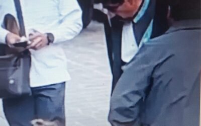 Captan a colaboradores de Hugo Aguilar limpiándole los zapatos