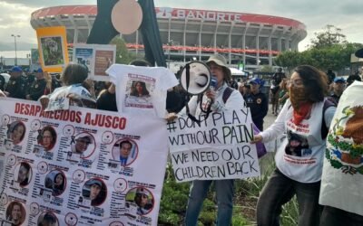 Madres buscadoras protestan con mantas afuera del Estadio Banorte