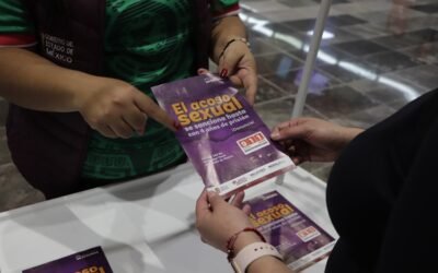 Edomex entrega folletos de información en el AIFA sobre acoso sexual