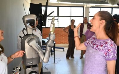 Acompañada de dos robots creados en CBTIS de Tijuana, Sheinbaum celebra 200 mil nuevos espacios para bachillerato