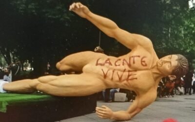 Manifestantes de la CNTE derriban estatuas mundialistas