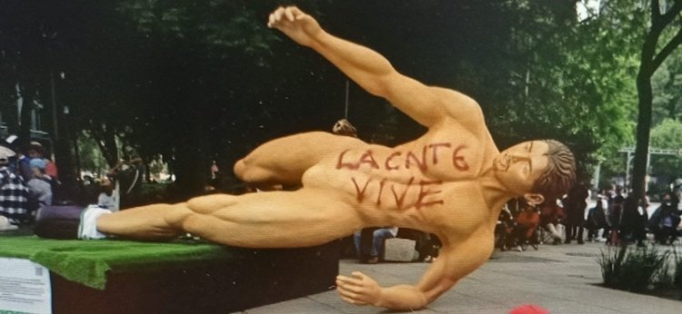 Manifestantes de la CNTE derriban estatuas mundialistas