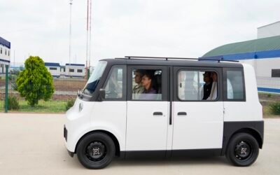 Sheinbaum maneja el primer vehículo eléctrico mexicano: Olinia 1; costará 150 mil pesos