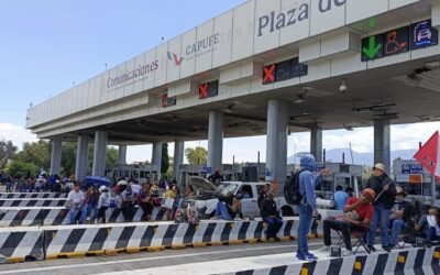 CNTE da «paso libre» en casetas Naucalpan, San Marcos y Tlalpan
