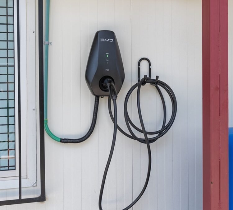 Desarrollan investigadores del IPN cargadores a base de energía solar para automóviles eléctricos