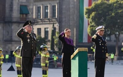 Sheinbaum encabeza izamiento a media asta en el Zócalo en memoria de víctimas de los terremotos de 1985 y 2017