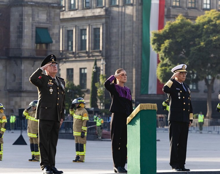 Sheinbaum encabeza izamiento a media asta en el Zócalo en memoria de víctimas de los terremotos de 1985 y 2017