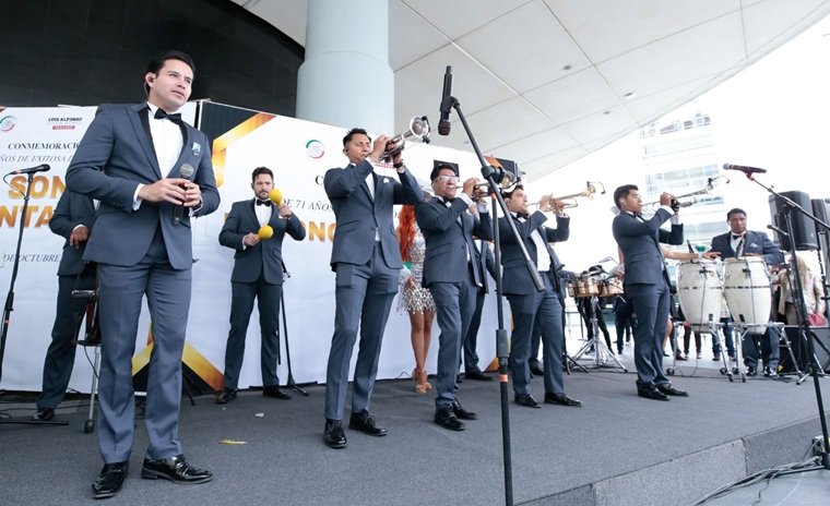 Reconocen en el Senado 71 años de trayectoria de la Sonora Santanera de Carlos Colorado